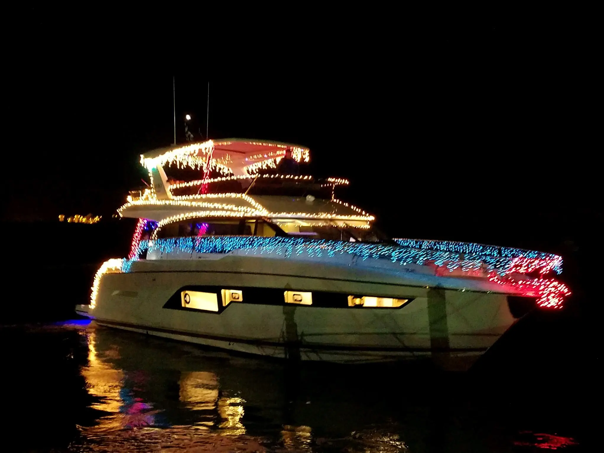 Best Holiday Boat Decorations on the Lakes - Pistakee Marina Fox Lake